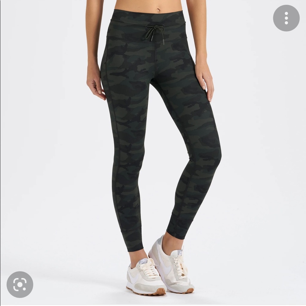 Vuori Daily Legging in Green Camo sz. M